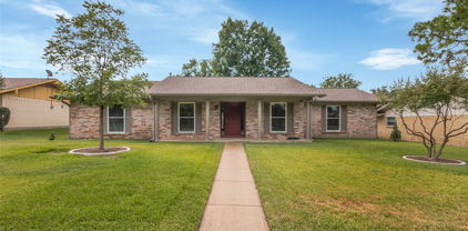 13110 Pennystone Dr, Farmers Branch