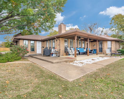 339 W Trinity St, Forney