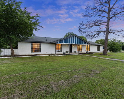 713 W Rosemary St, Quinlan