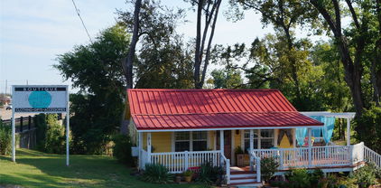 402 E College, Canton