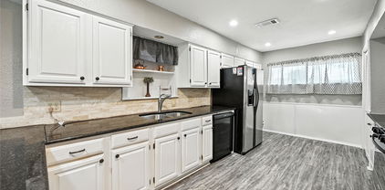 2904 Mark Twain Dr, Farmers Branch