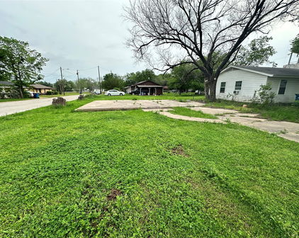 1408 1st St E, Kaufman