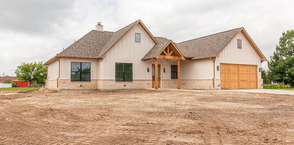 1444 Water Oak Dr, Oak Ridge