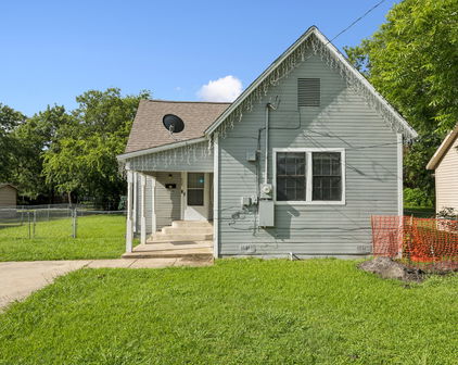 808 E High St, Terrell