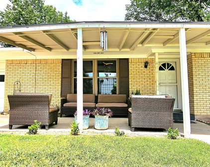 1403 Royal Dr, Kaufman