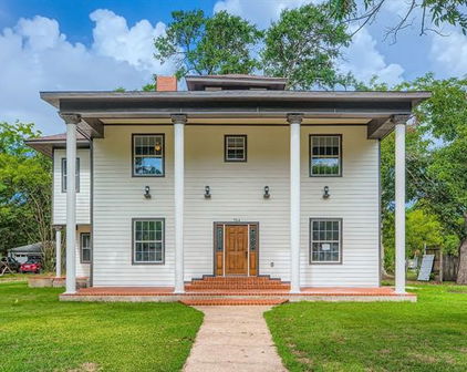 704 S Houston St, Kaufman
