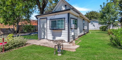 107 E 11th, Kemp
