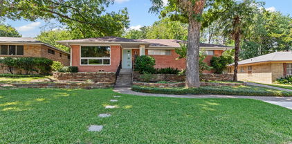 727 Green Castle Dr, Dallas