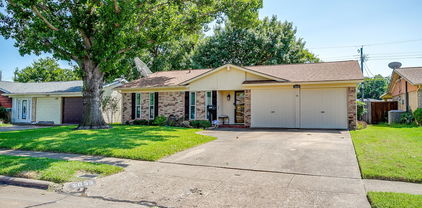 2032 Meadow Gln, Irving