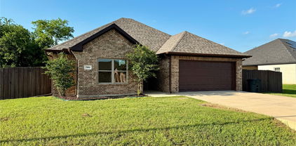 2004 Clay St, Mabank
