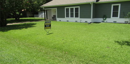 105 N 4th, Mabank